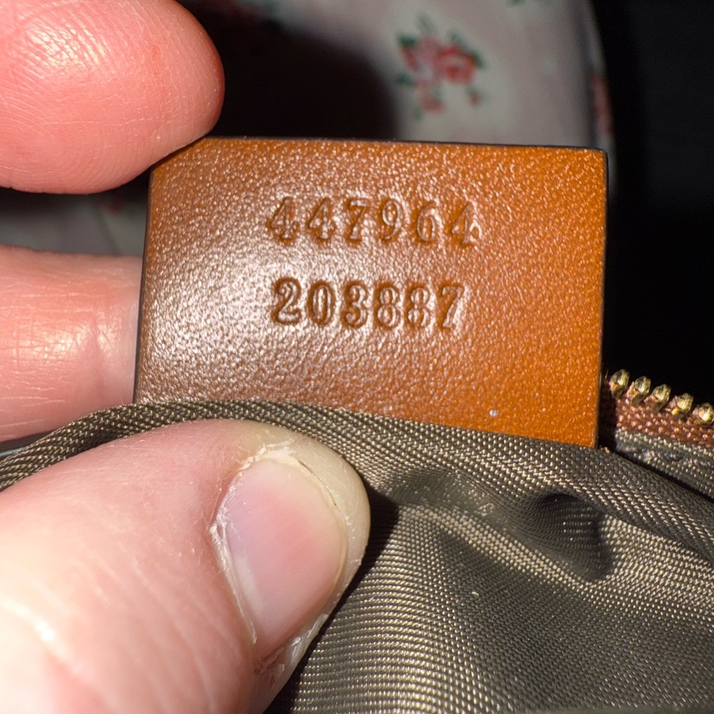 Gucci key ring with iconic GG pattern. - Picture 9 of 10